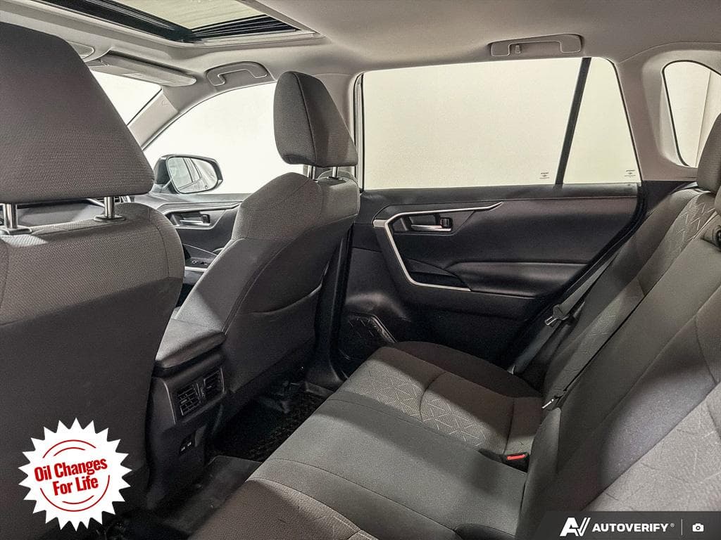 2021 Toyota RAV4 XLE, photograph 28